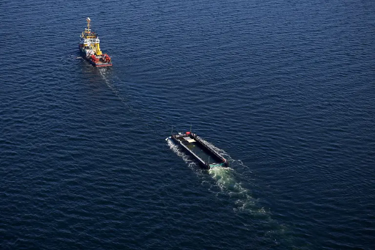 Der-Buckelwal-wird-in-seiner-Barge-vom-Schlepper-Fortuna-B-entlang-der-daenischen-Kueste-in-Hoehe-Aarhus-in-Richtung-Nordsee-durch-die-Ostsee-gezogen-die-Robin-Hood-begleitet-den-Konvoi-weiterhin