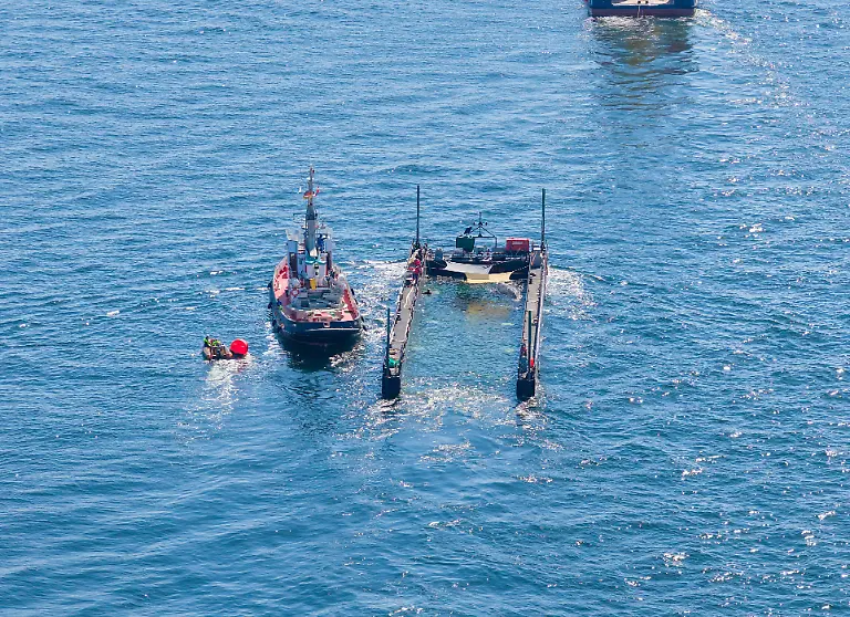 Das-Schutznetz-an-der-Barge-das-den-Buckelwal-bei-seinem-Transport-aus-der-Ostsee-bislang-vom-offenen-Wasser-trennte-ist-entfernt-worden-Gleichzeitig-wurde-der-Lastkahn-sichtbar-weiter-geflutet