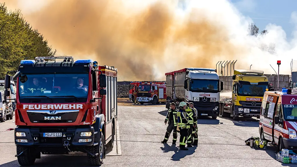 Auch-einen-Tag-nach-Beginn-des-Brandes-steigen-dicke-Rauchwolken-von-der-Deponie-in-Weissenfels-auf-Fuer-die-Bevoelkerung-besteht-jedoch-keine-Gefahr