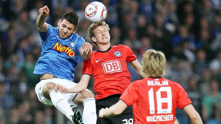 Am Ball: Berlins Lustenberger und Bochums Aydin kämpfen um die Lufthoheit. Der Berliner Torschütze Niemeyer schaut zu.