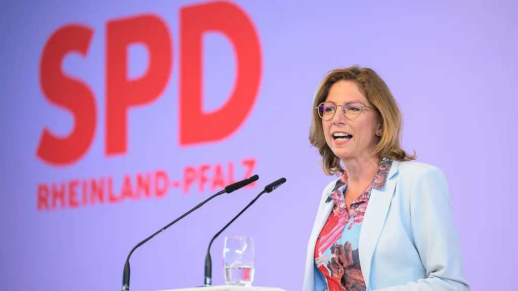SPD-Vorsitzende-Sabine-Baetzing-Lichtenthaeler-bei-der-Eroeffnung-des-Parteitags-im-rheinhessischen-Nieder-Olm