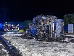 Nordrhein-Westfalen: Fünf Verletzte bei Unfall in Velbert - Auto in Flammen