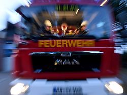 Hamburg & Schleswig-Holstein: Hausbrand: Bewohnerin bei Löschversuch leicht verletzt