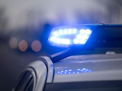 Baden-Württemberg: Von Auto erfasst: Motorradfahrer und Sozius in Lebensgefahr