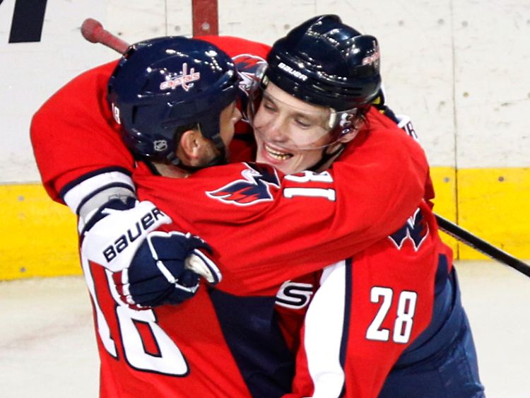 Sturm lässt sich von Capitals-Teamkollege Semov herzen.
