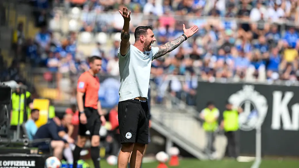 2-Bundesliga-25-26-Arminia-Bielefeld-VfL-Bochum-am-02-05-2026-in-der-SchuecoArena-in-Bielefeld-Trainer-Mitch-Kniat-Bielefeld-unzufrieden-enttaeuscht-enttaeuscht-niedergeschlagen