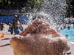 Berlin & Brandenburg: Erste Freibäder offen - Berliner genießen Badewetter im Mai