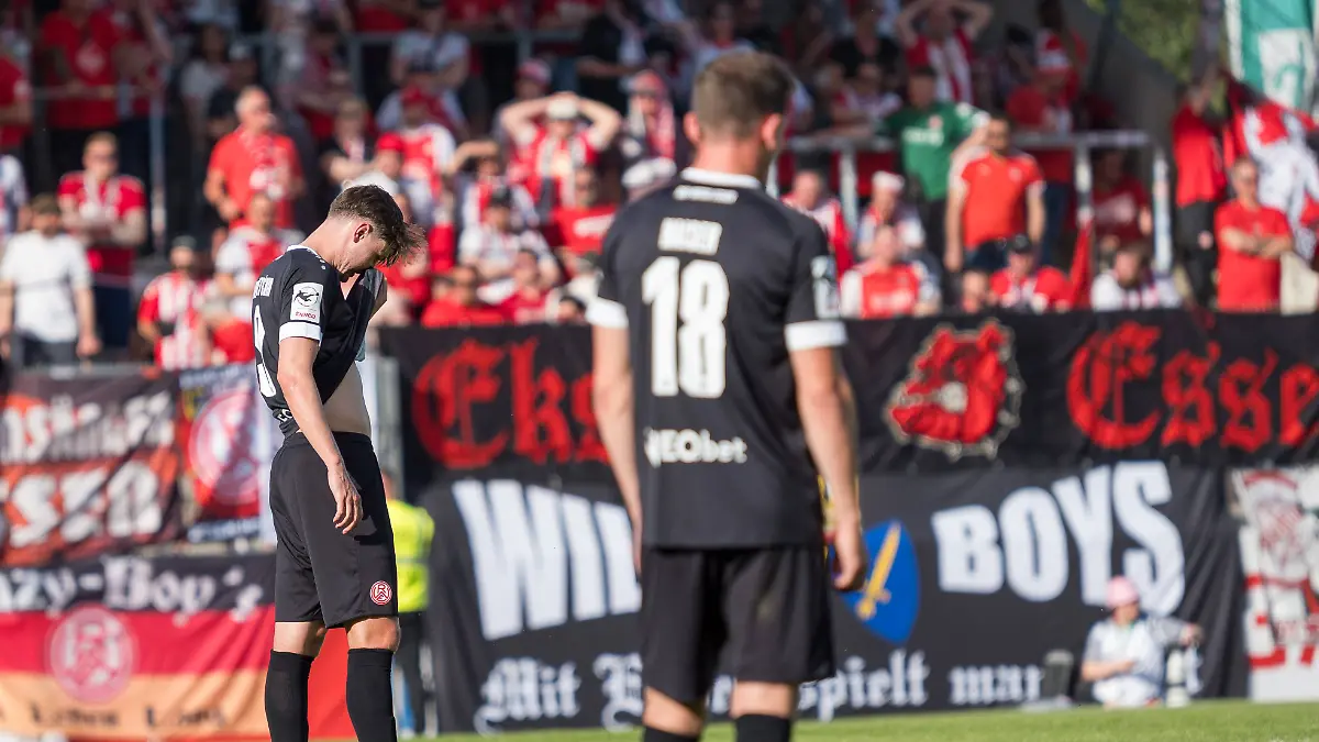 Jaka-Aeauber-PotoAenik-Rot-Weiss-Essen-09-nach-5-0-fuer-den-VfB-Stuttgart-enttaeuscht-GER-VfB-Stuttgart-II-vs-Rot-Weiss-Essen-Fussball-3-Bundesliga-36-Spieltag-Spielzeit-2025-2026-02-05-2026-GER-VfB-Stuttgart-II-vs-Rot-Weiss-Essen-Fussball-3-Bundesliga-36-Spieltag-Spielzeit-2025-2026-02-05