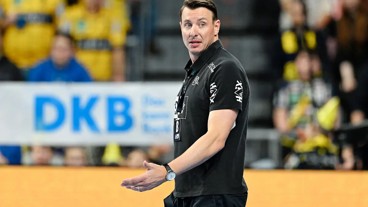 Trainer-Filip-Jicha-und-der-THW-Kiel-unterlagen-bei-der-HSG-Wetzlar