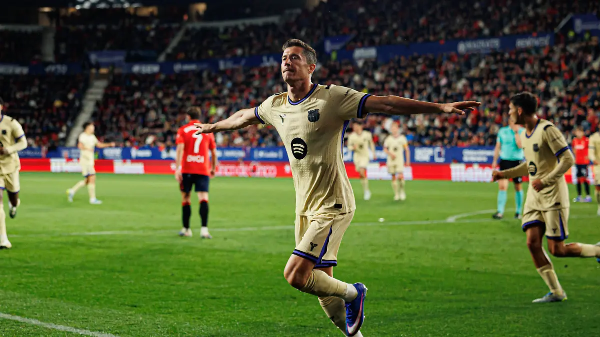 Robert-Lewandowski-seen-celebrating-after-scoring-goal-during-LaLiga-EA-SPORTS-game-between-teams-of-CA-Osasuna-and-FC-Barcelona-Barca-at-El-Sadar-Maciej-Rogowski-Ball-Raw-Images-PT-Pamplona-El-Sadar-Spain-Copyright-xMaciejxRogowskix-maciejrogowski-osasuna-fcbarcelona2526-10