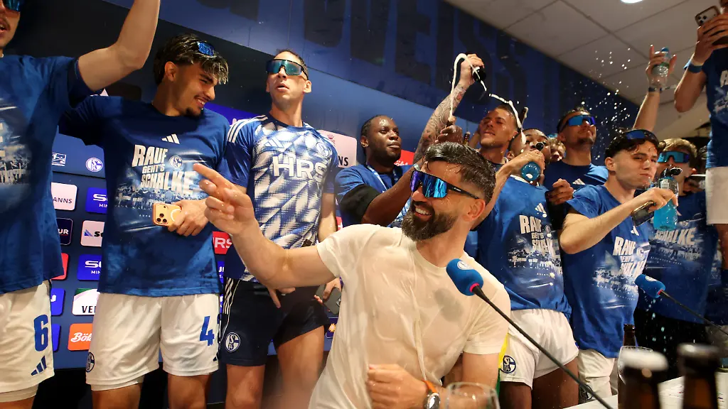 Soccer-Football-2-Bundesliga-Schalke-04-v-Fortuna-Dusseldorf-Press-Conference-Veltins-Arena-Gelsenkirchen-Germany-May-2-2026-Schalke-04-coach-Miron-Muslic-celebrates-with-players-during-a-press-conference-after-winning-promotion-to-the-Bundesliga-REUTERS-Thilo-Schmuelgen-DFL-REGULATIONS-PROHIBIT-ANY-USE-OF-PHOTOGRAPHS-AS-IMAGE-SEQUENCES-AND-OR-QUASI-VIDEO