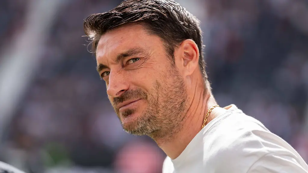 Freisteller-Portrait-Albert-Riera-Eintracht-Frankfurt-Cheftrainer-vor-dem-Spiel-GER-Eintracht-Frankfurt-vs-Hamburger-SV-Fussball-Bundesliga-32-Spieltag-Saison-2025-2026-02-05-2026-DFL-REGULATIONS-PROHIBIT-ANY-USE-OF-PHOTOGRAPHS-AS-IMAGE-SEQUENCES-AND-OR-QUASI-VIDEO-GER-Eintracht-Frankfurt-vs-Hamburger-SV-Fussball-Bundesliga-32-Spieltag-Saison-2025-2026-02-05