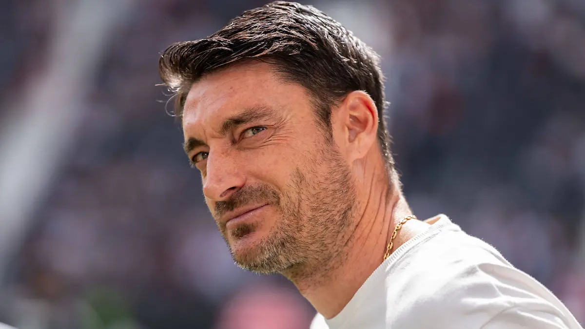 Freisteller-Portrait-Albert-Riera-Eintracht-Frankfurt-Cheftrainer-vor-dem-Spiel-GER-Eintracht-Frankfurt-vs-Hamburger-SV-Fussball-Bundesliga-32-Spieltag-Saison-2025-2026-02-05-2026-DFL-REGULATIONS-PROHIBIT-ANY-USE-OF-PHOTOGRAPHS-AS-IMAGE-SEQUENCES-AND-OR-QUASI-VIDEO-GER-Eintracht-Frankfurt-vs-Hamburger-SV-Fussball-Bundesliga-32-Spieltag-Saison-2025-2026-02-05