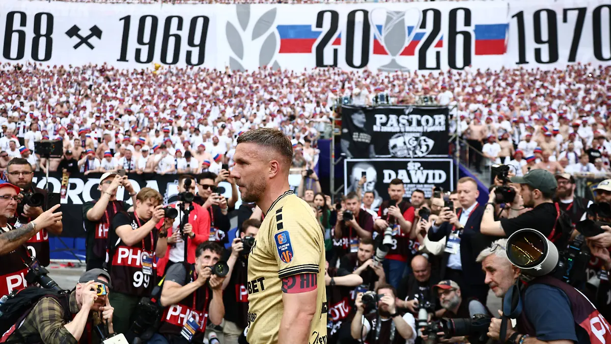Polish-Cup-Final-Gornik-Zabrze-Rakow-Czestochowa-Lukas-Podolski-celebrates-the-win-after-the-Polish-Cup-Final-Gornik-Zabrze-Rakow-Czestochowa-at-National-Stadium-in-Warsaw-Poland-on-May-2-2026-Warsaw-Poland-PUBLICATIONxNOTxINxFRA-Copyright-xJakubxPorzyckix-originalFilename-porzycki-polishcu260502-npMzb