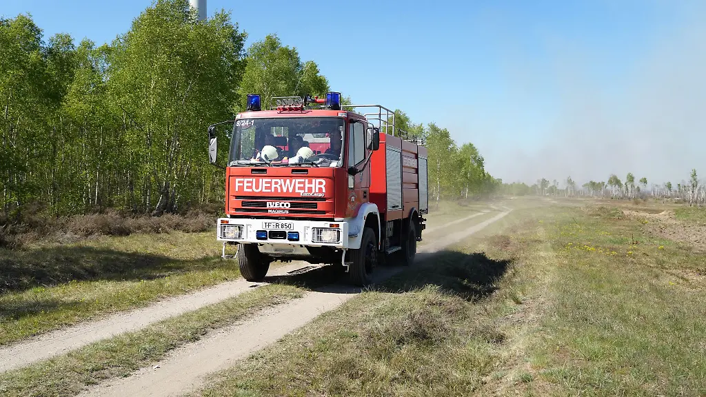 Seit-Freitag-ist-die-Feuerwehr-wegen-eines-Waldbrandes-bei-Jueterbog-im-Einsatz