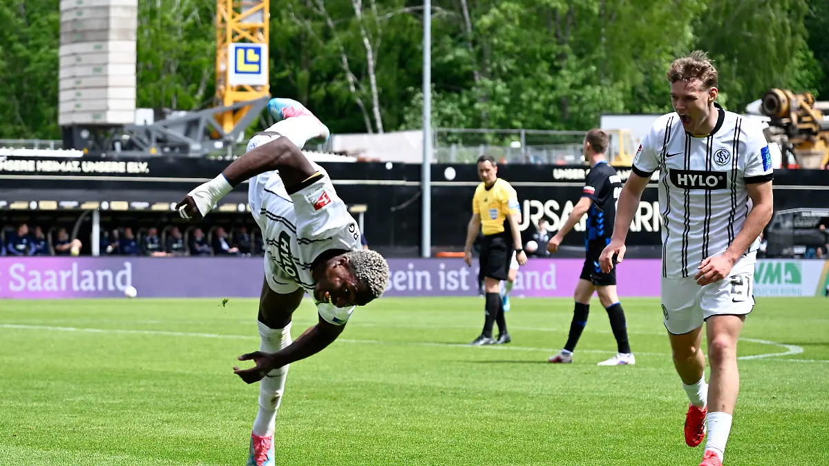 Fussball-2-Bundesliga-Saison-2025-26-03-05-2025-Ursapharm-Arena-SV-Elversberg-elv-SC-Paderborn-pb-David-MOKWA-SV-Elversberg-li-feiert-akrobatisch-sein-Tor-zum-2-0-re-Lasse-GUENTHER-SV-Elversberg-Fussball-2