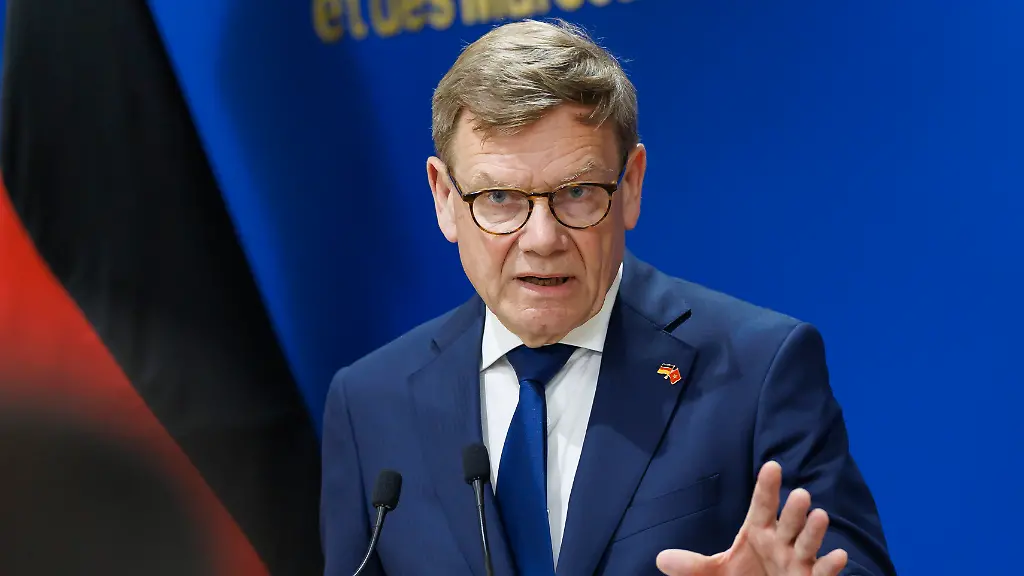 Johann-Wadephul-CDU-Bundesaussenminister-reist-nach-Marokko-Hier-bei-einer-Pressekonferenz-press-conference-mit-dem-Aussenminister-von-Marokko-Nasser-Bourita-Rabat-30-04-2026