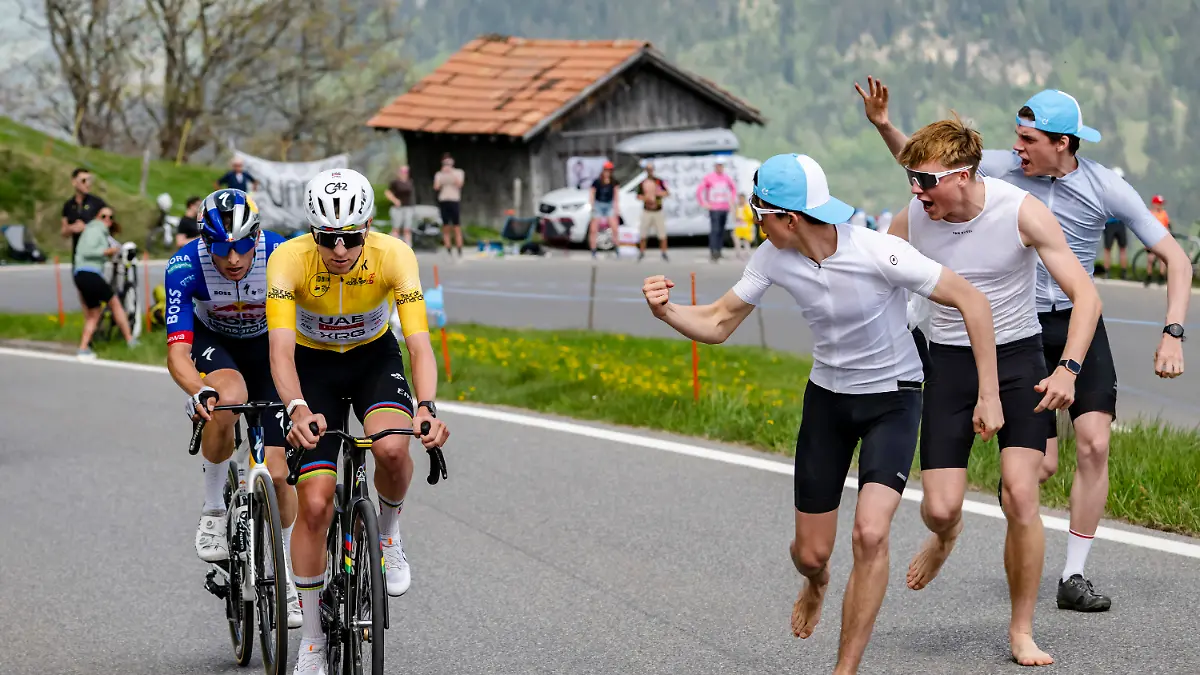 dpatopbilder-02-05-2026-Schweiz-Charmey-Radsport-UCI-WorldTour-Tour-de-Romandie-Broc-Charmey-149-60-km-4-Etappe-Florian-Lipowitz-l-aus-Deutschland-vom-Team-Red-Bull-Bora-hansgrohe-und-Tadej-Pogacar-aus-Slowenien-vom-UAE-Team-Emirates-XRG-in-Aktion