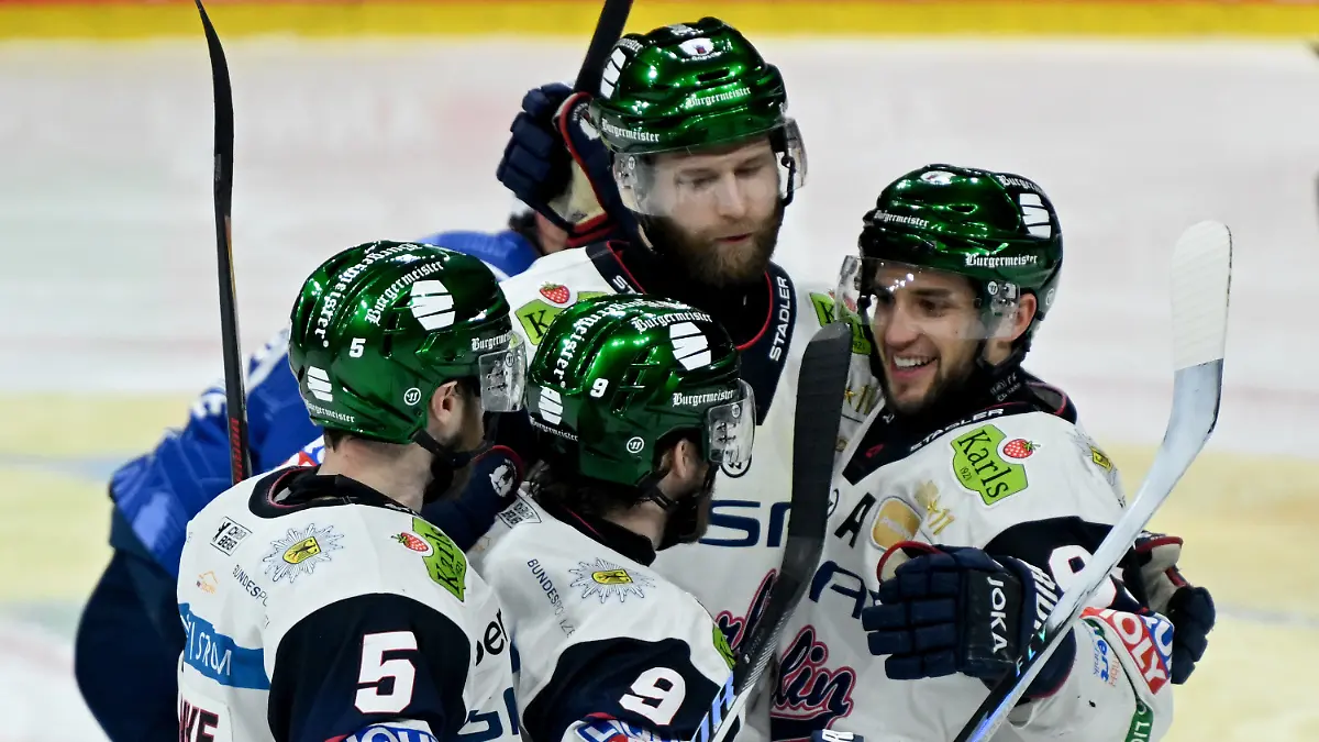 03-05-2026-Baden-Wuerttemberg-Mannheim-Eishockey-Maenner-DEL-Adler-Mannheim-Eisbaeren-Berlin-Meisterschaftsrunde-Finale-5-Spieltag-SAP-Arena-Ty-Ronning-2-vl-Eisbaeren-Berlin-bejubelt-das-Tor-zum-0-3-mit-seinen-Teamkollegen