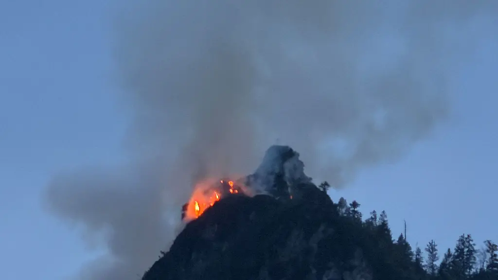 Auch-am-Montagmorgen-steigen-noch-grosse-Rauchwolken-vom-Sauruesselkopf-empor