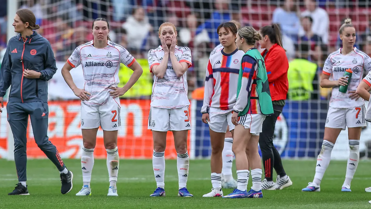 ESP-Barcelona-FC-Barcelona-vs-FC-FC-Bayern-Munich-Women-s-Champions-League-Fussball-UEFA-Spielzeit-2025-2026-Camp-Nou-Halbfinale-Rueckspiel-im-Bild-Trauer-und-Frust-Emotionen-nach-der-Niederlage-bei-den-FC-Bayern-Frauen-Vanessa-Gilles-FC-Bayern-Munich-2-Stine-Ballisager-FC-Bayern-Munich-3-Momoko-Tanikawa-FC-Bayern-Munich-18-DFB-DFL-REGULATIONS-PROHIBIT-ANY-USE-OF-PHOTOGRAPHS-AS-IMAGE-SEQUENCES-AND-OR-QUASI-VIDEO-03-05