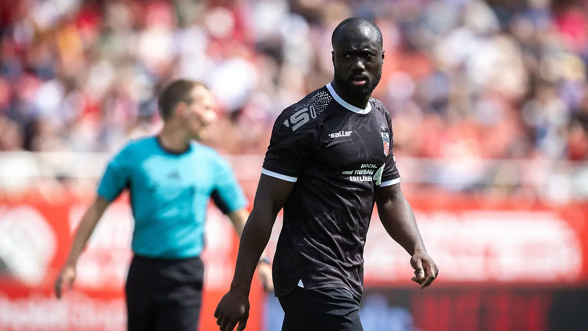 Zwickau-030526-Fussball-Regionalliga-Nordost-FSV-Zwickau-Rot-Weiss-Erfurt-im-Bild-Raphael-Assibey-Mensah-Erfurt-Zwickau-030526-Soccer-Regionalliga-Nordost-FSV-Zwickau-Rot-Weiss-Erfurt-in-picture-Raphael-Assibey-Mensah-Erfurt