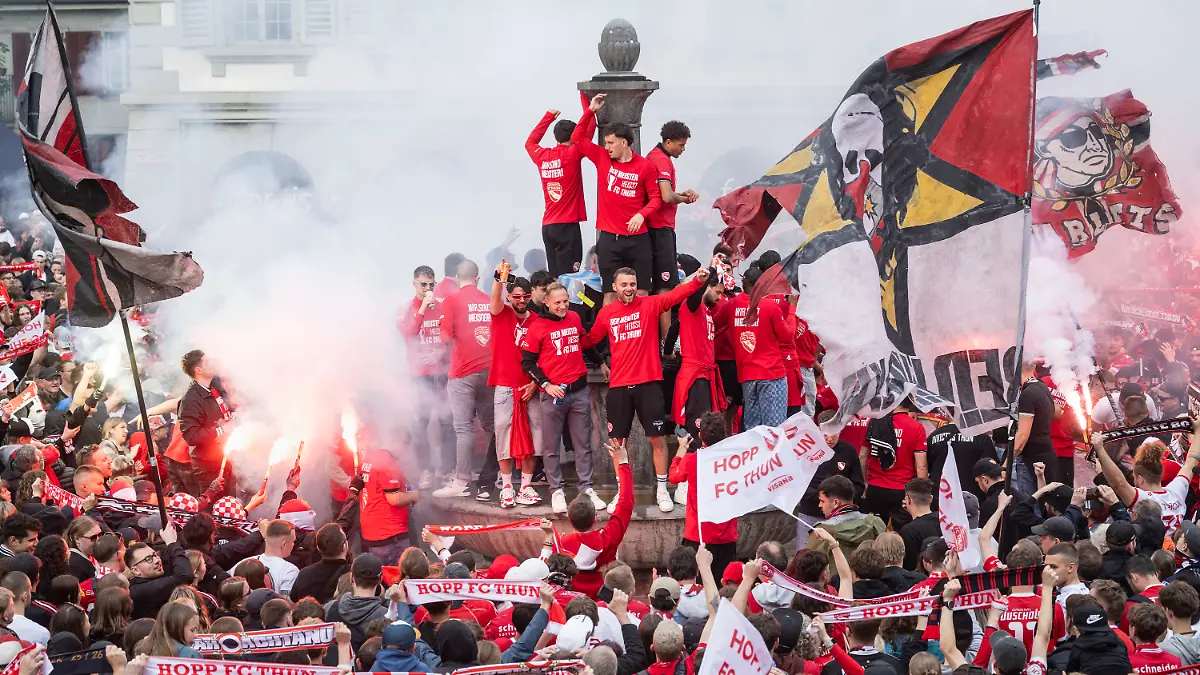 03-05-2026-Schweiz-Thun-Fans-des-FC-Thun-feiern-zusammen-mit-der-Mannschaft-die-auf-dem-Brunnen-steht-die-Meisterschaft-Der-FC-Thun-hat-als-Aufsteiger-sensationell-die-Schweizer-Fussball-Meisterschaft-gewonnen