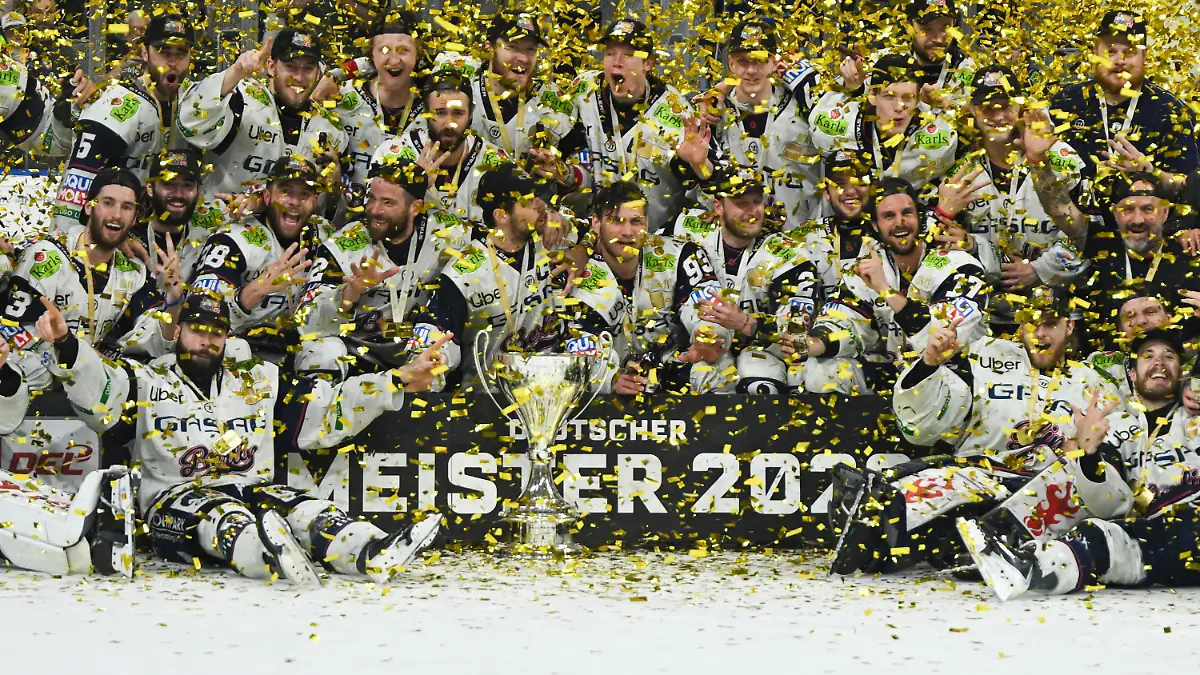 dpatopbilder-03-05-2026-Baden-Wuerttemberg-Mannheim-Eishockey-Maenner-DEL-Adler-Mannheim-Eisbaeren-Berlin-Meisterschaftsrunde-Finale-5-Spieltag-SAP-Arena-Die-Eisbaeren-Berlin-bejubeln-den-Gewinn-der-Deutschen-Meisterschaft