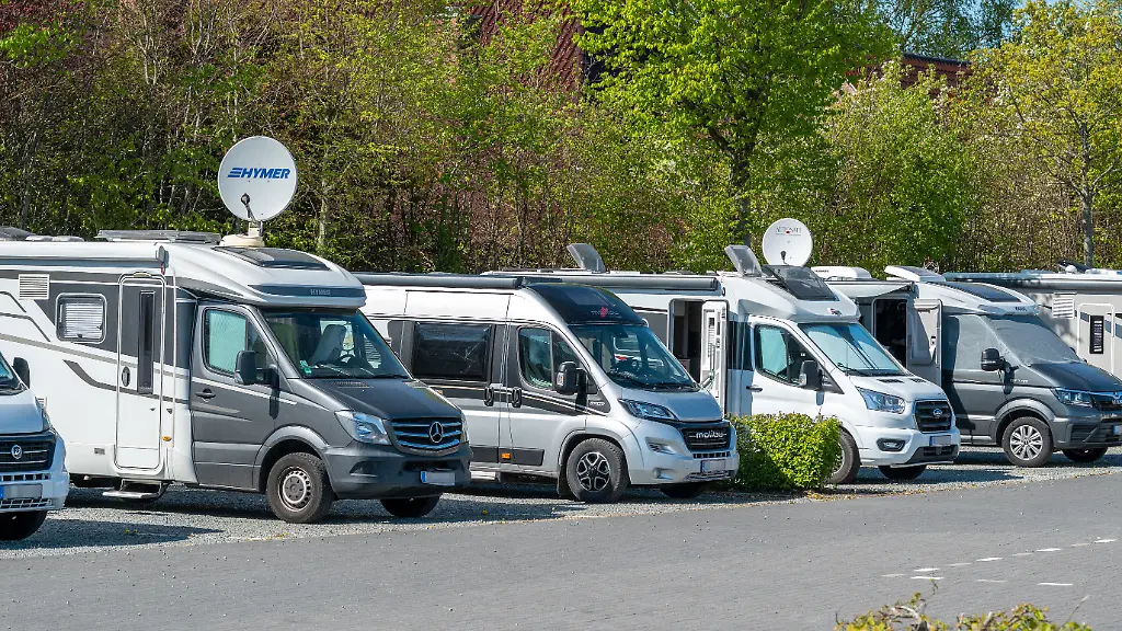Schleswig-auf-dem-Wohnmobilstellplatz-am-Schleswiger-Stadthafen-stehen-diverse-Wohnmobile-teils-mit-Satellitenschuessel-am-Ufer-der-Schlei-Der-Trend-zum-Urlaub-im-Wohnmobil-ist-in-Schleswig-deutlich-sichtbar-In-der-Saison-ist-der-Stellplatz-meistens-sehr-gut-gefuellt