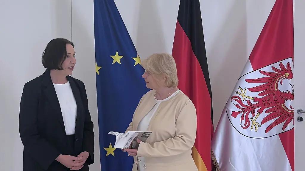 Brandenburgs-Datenschutzbeauftragte-Dagmar-Hartge-stellt-ihren-Bericht-fuer-2025-vor-nachdem-sie-ihn-Landtagspraesidentin-Ulrike-Liedtke-ueberreicht-hat