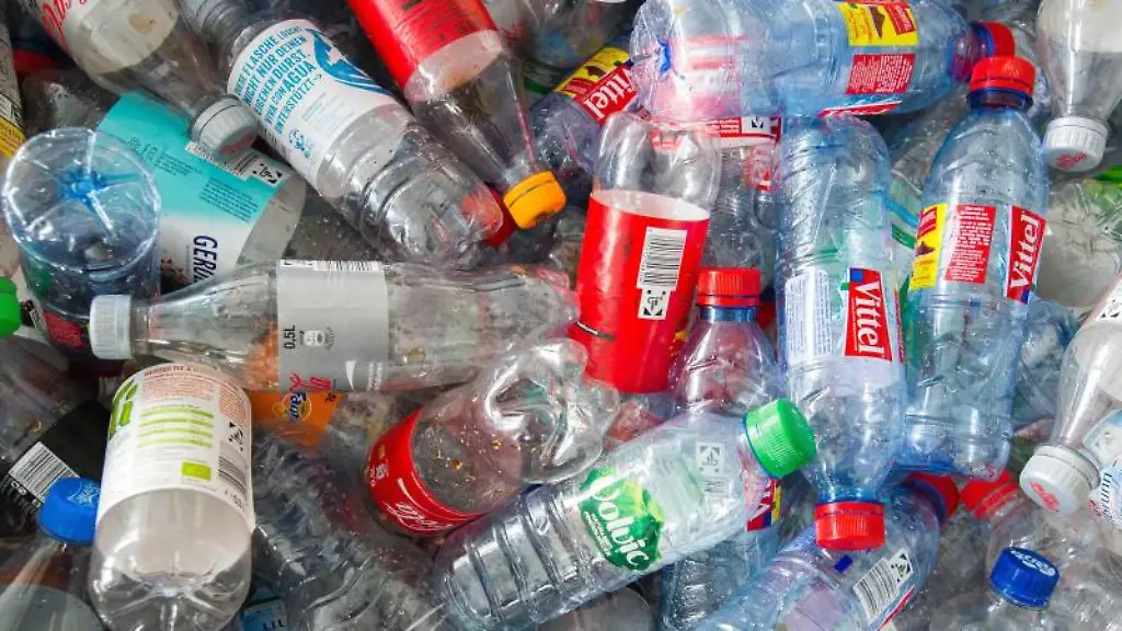 Die-Hamburger-sind-aufgerufen-ihr-Leergut-als-Spende-zum-Wohnmobilparkplatz-auf-St-Pauli-zu-bringen