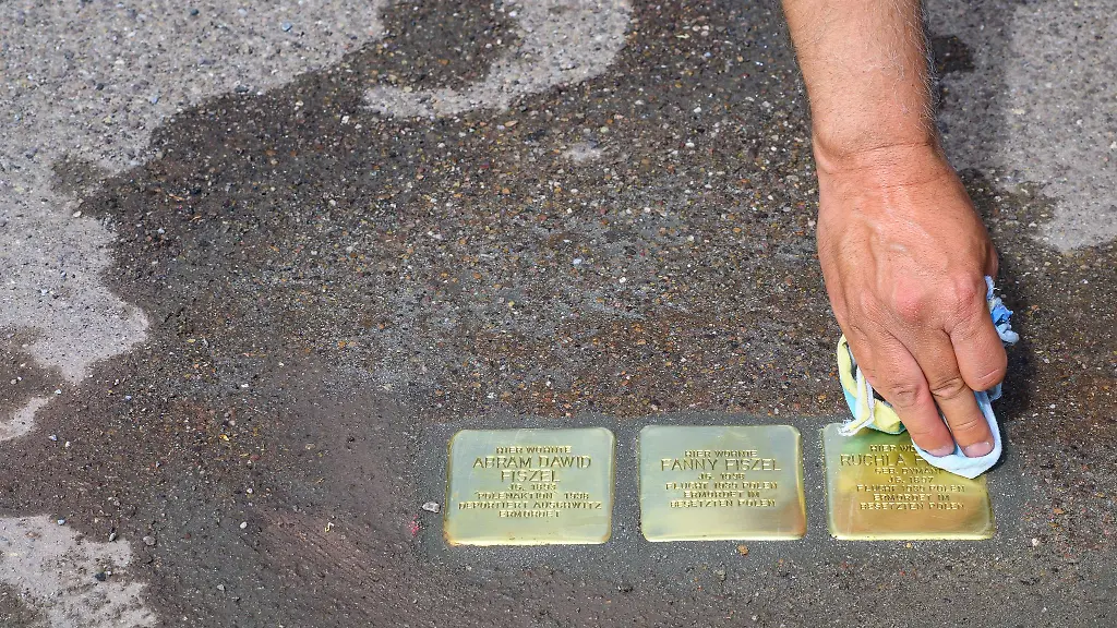 Mit-den-Stolpersteinen-wird-an-die-Deportation-von-Juedinnen-und-Juden-durch-Nationalsozialisten-erinnert