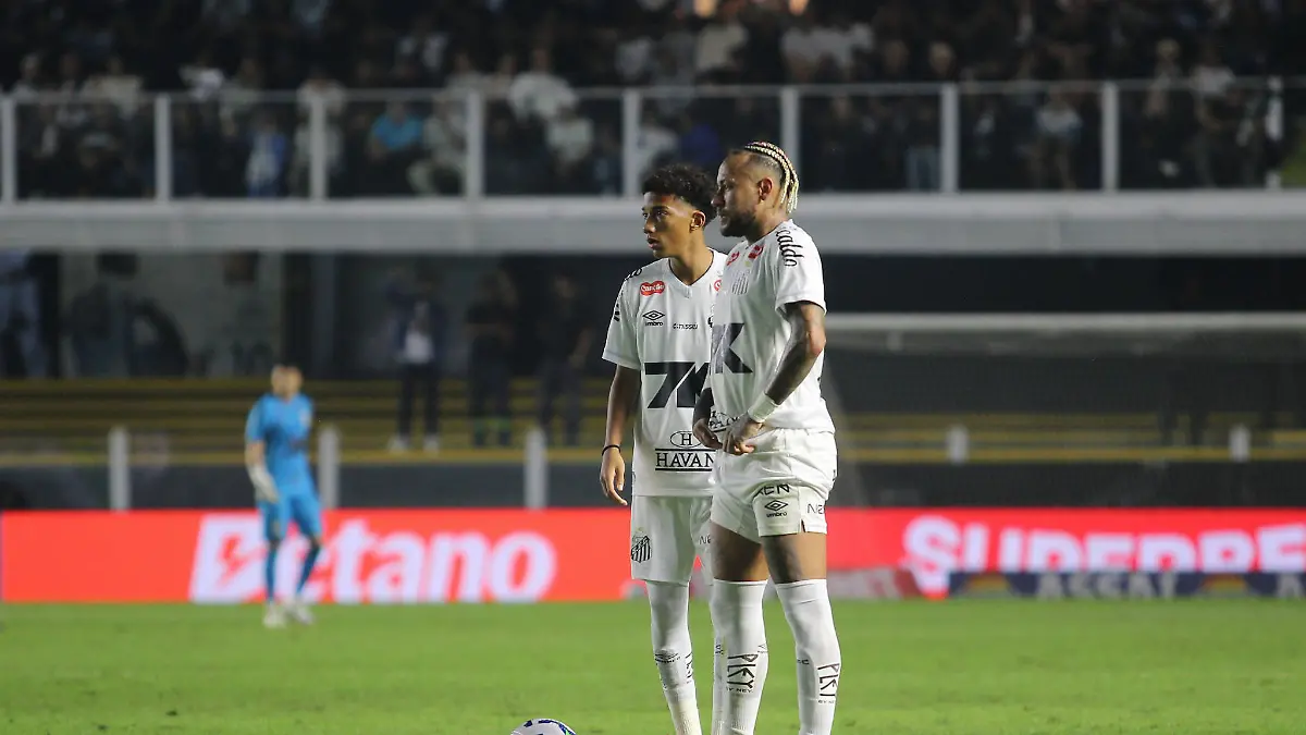 Match-between-Santos-and-Flamengo-Santos-SP-7-16-2025-football-Santos-x-Flamengo-Robinho-Jr-and-Neymar-Jr-during-the-match-between-Santos-x-Flamengo-valid-for-the-14th-round-of-the-Brazilian-Championship-Series-A-held-at-Vila-Belmiro-this-Wednesday-16