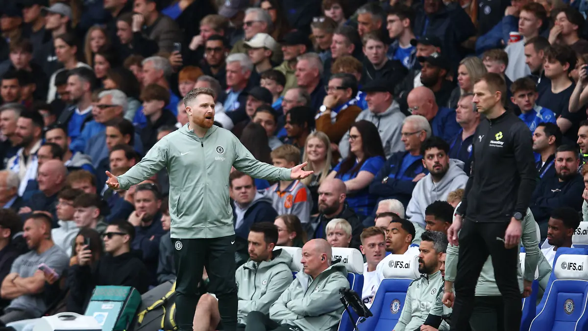 Premier-League-Chelsea-v-Nottingham-Forest-LONDON-UK-4th-May-2026-Chelsea-Interim-Head-Coach-Calum-McFarlane-reacts-during-the-Premier-League-match-between-Chelsea-FC-and-Nottingham-Forest-FC-at-Stamford-Bridge-London-Stamford-Bridge-England-United-Kingdom-Copyright-xCraigxMercerx-xPeakxActionxPhotosx