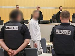 "War reine Provokation": Angeklagter spielt zum Prozessauftakt Politiker-Todeslisten herunter