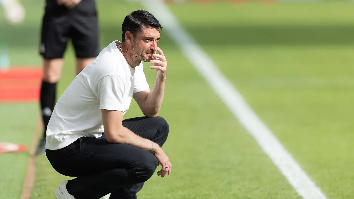 Trainer-Albert-Riera-Eintracht-Frankfurt-Bundesligaspiel-zwischen-Eintracht-Frankfurt-und-dem-Hamburger-SV-am-2-Mai-2026-im-Deutsche-Bank-Park-in-Frankfurt-am-Main