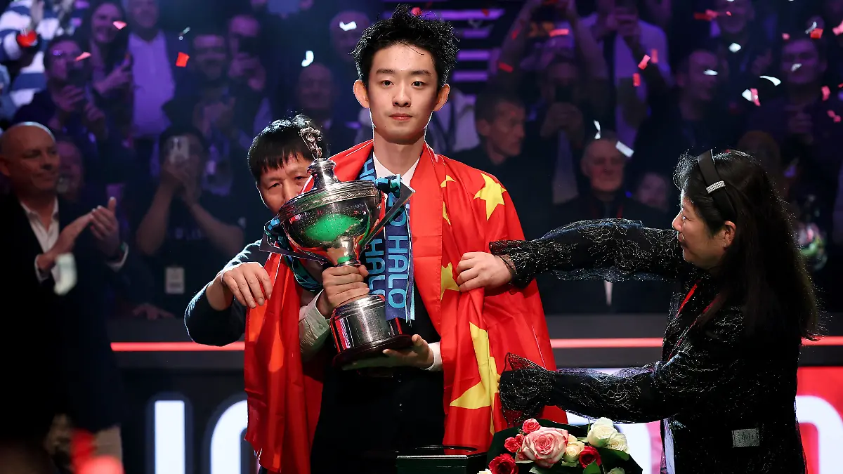 Snooker-World-Snooker-Championship-The-Crucible-Theatre-Sheffield-Britain-May-4-2026-China-s-Wu-Yize-poses-with-the-trophy-alongside-his-parents-after-winning-his-final-match-against-England-s-Shaun-Murphy-Action-Images-via-Reuters-Andrew-Boyers