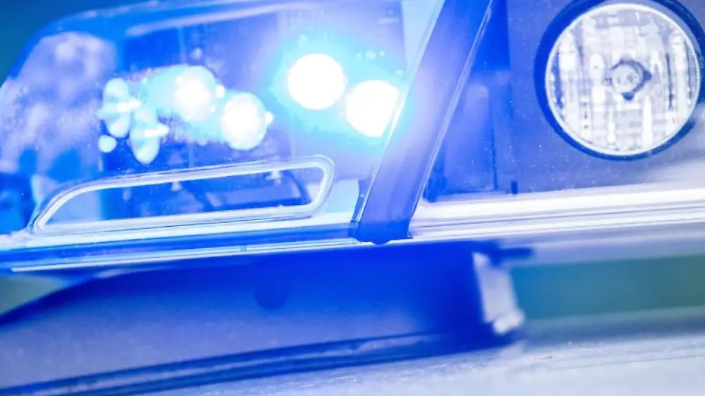 Ein-Blaulicht-leuchtet-an-einer-Polizeistreife