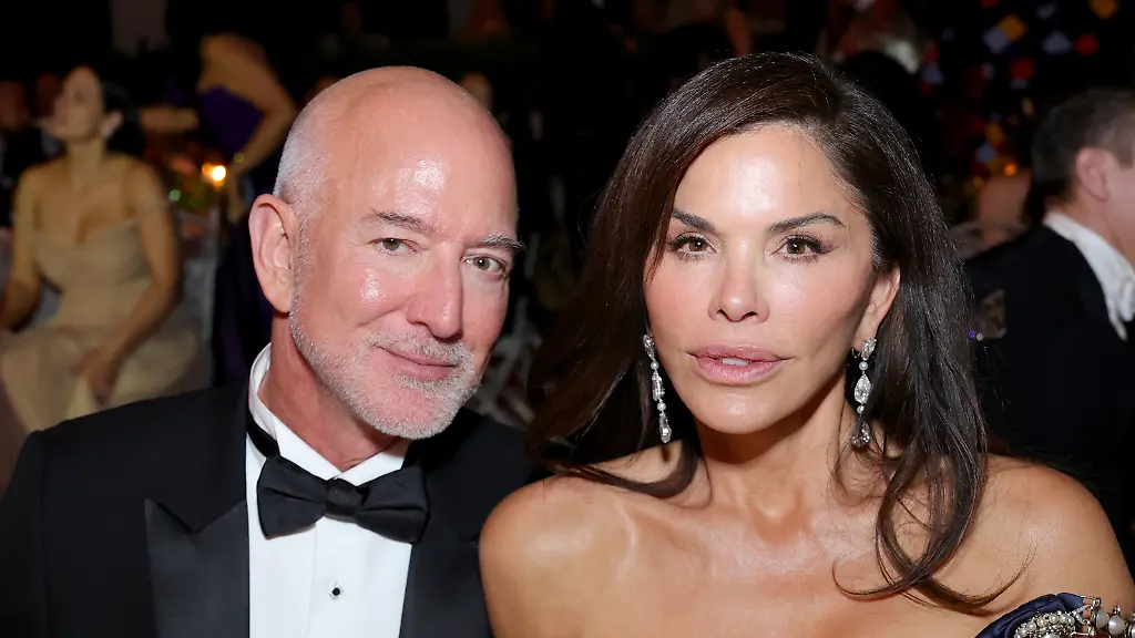 NEW-YORK-NEW-YORK-MAY-04-L-R-Jeff-Bezos-and-Lauren-Sanchez-Bezos-attend-the-2026-Met-Gala-celebrating-Costume-Art-at-the-Metropolitan-Museum-of-Art-on-May-04-2026-in-New-York-City