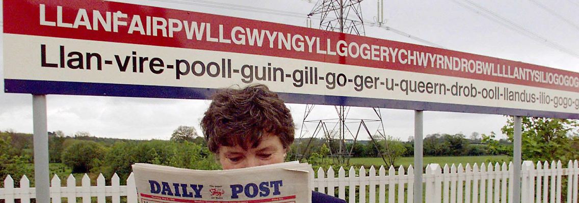 Langer Name, langes Schild: Der Bahnhof von Llanfairpwllgwyngellgogerchwynrobwlllantysiliogogogoch auf Anglesey. (Archivbild)