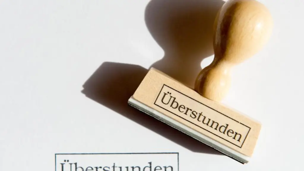 Ein-Stempel-mit-dem-Schriftzug-Ueberstunden