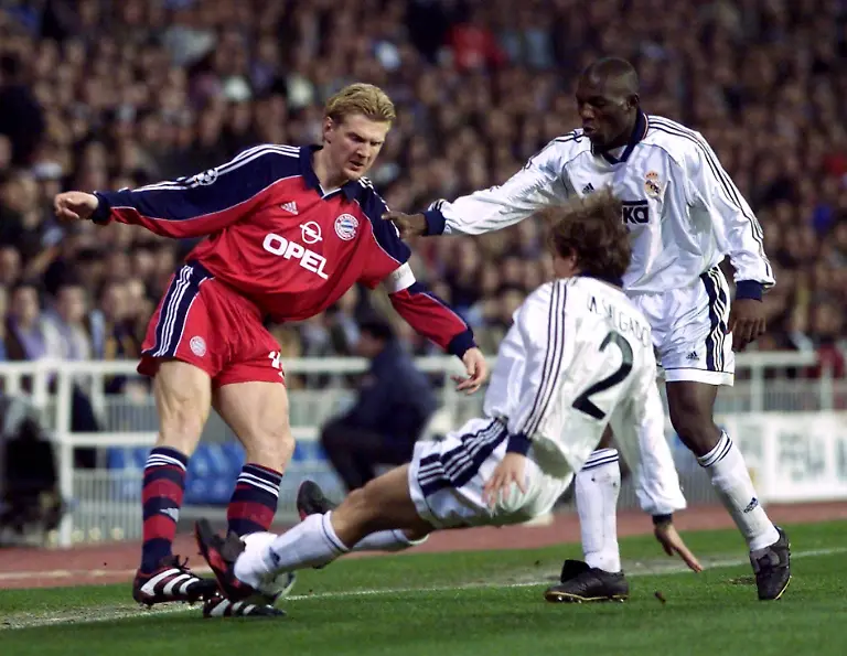 Bildnummer-00183904-Datum-29-02-2000-Copyright-imago-Ulmer-Stefan-Effenberg-Bayern-li-am-Ball-Michel-Salgado-Mitte-rauscht-mit-ruecksichtsloser-Graetsche-heran-dahinter-Fotso-Njitap-Sorelle-Geremi-re