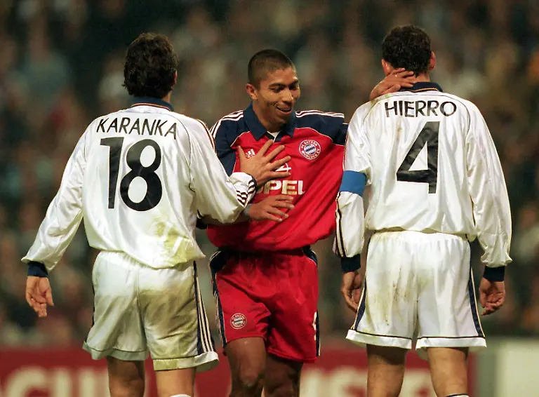 Bildnummer-00446556-Datum-29-02-2000-Copyright-imago-WEREK-Giovane-Elber-Mitte-Bayern-klatscht-Aitor-Karanka-li