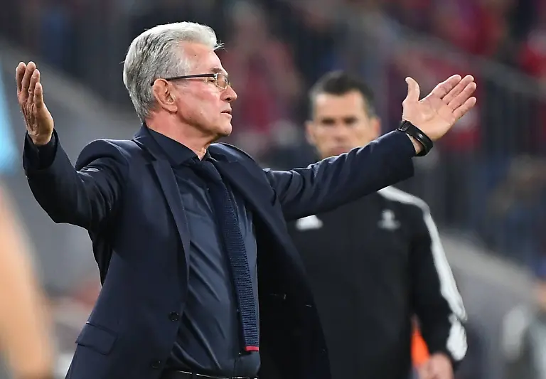 25-04-2018-xjhx-Fussball-Champions-League-FC-Bayern-Muenchen-Real-Madrid-emspor-v-l-Jupp-Heynckes-Trainer-FC-Bayern-Muenchen-gibt-Anweisungen-gestikuliert-mit-den-Armen-gestikulieren-gives-instructions-gesticulate