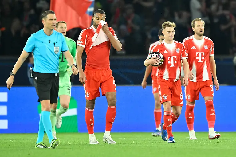 Paris-Parc-des-Princes-28-04-26-FRA-Herren-UEFA-Champions-Leaugue-Saison-2025-2026-Halbfinale-Paris-Saint-Germain-FC-Bayern-Muenchen-Bild-v-li-Jonathan-TAH-Muenchen-Joshua-KIMMICH-Muenchen-und-Harry-KANE-Muenchen-UEFA-regulations-prohibit-any-use-of-photographs-as-image-sequences-and-or-quasi-video