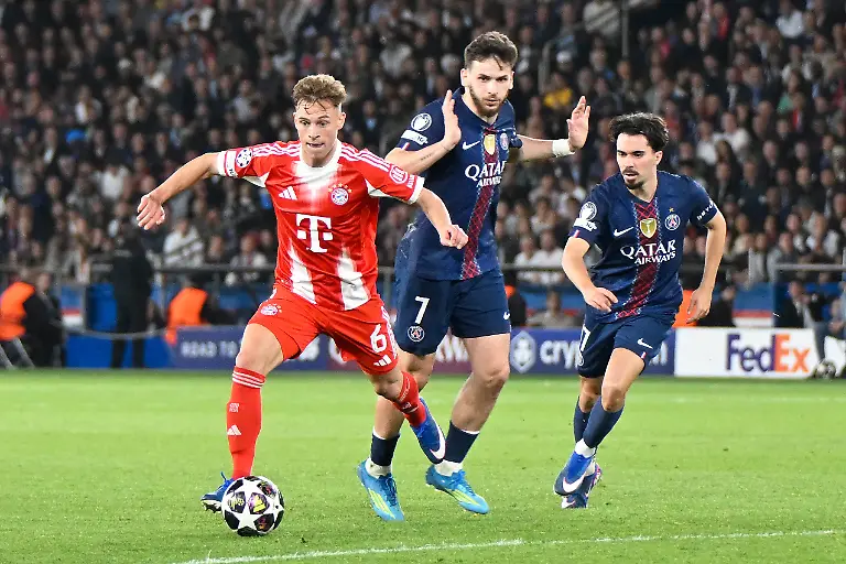 Paris-Parc-des-Princes-28-04-26-FRA-Herren-UEFA-Champions-Leaugue-Saison-2025-2026-Halbfinale-Paris-Saint-Germain-FC-Bayern-Muenchen-Bild-v-li-im-Zweikampf-Joshua-KIMMICH-Muenchen-und-Khvicha-KVARATSKHELIA-Paris-UEFA-regulations-prohibit-any-use-of-photographs-as-image-sequences-and-or-quasi-video