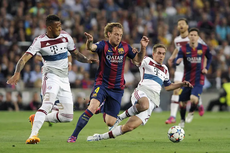 Spanische-Medien-FC-Bayern-Muenchen-will-Ivan-RAKITIC-vom-FC-Barcelona-Barca-Archivfoto-v-re-Philipp-LAHM-Bayern-Muenchen-Ivan-RAKITIC-FC-Barcelona-Jerome-BOATENG-Bayern-Muenchen-Aktion-Zweikampf-FC-Barcelona-FC-Bayern-Muenchen-3-0-Fussball-Champions-League-Halbfinale-Hinspiel-am-06-05-2015