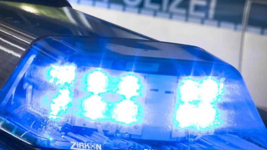 Ein-Blaulicht-leuchtet-am-auf-dem-Dach-eines-Polizeiwagens