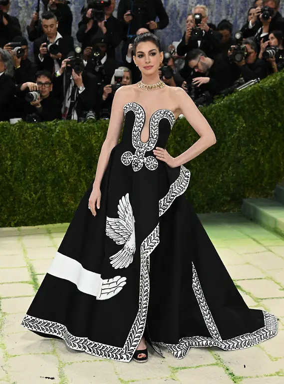 Photo-by-DPRF-STAR-MAX-IPx-2026-5-4-26-Anne-Hathaway-at-the-2026-Met-Gala-celebrating-the-opening-of-the-exhibition-Costume-Art-held-on-May-4-2026-at-The-Metropolitan-Museum-of-Art-in-New-York-City