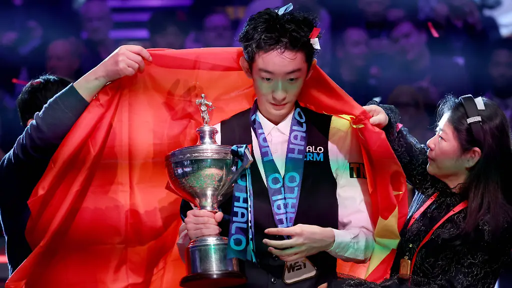 260505-SHEFFIELD-May-5-2026-Wu-Yize-of-China-poses-for-photos-with-his-family-after-winning-the-final-match-between-Shaun-Murphy-of-England-and-Wu-Yize-of-China-at-the-World-Snooker-Championship-2026-in-Sheffield-Britain-May-4-2026